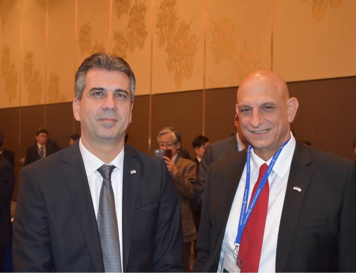 שר הכלכלה והתעשייה אלי כהן ואהרון אהרון, מנכ"ל רשות החדשנות. קרדיט: דוברות משרד הכלכלה