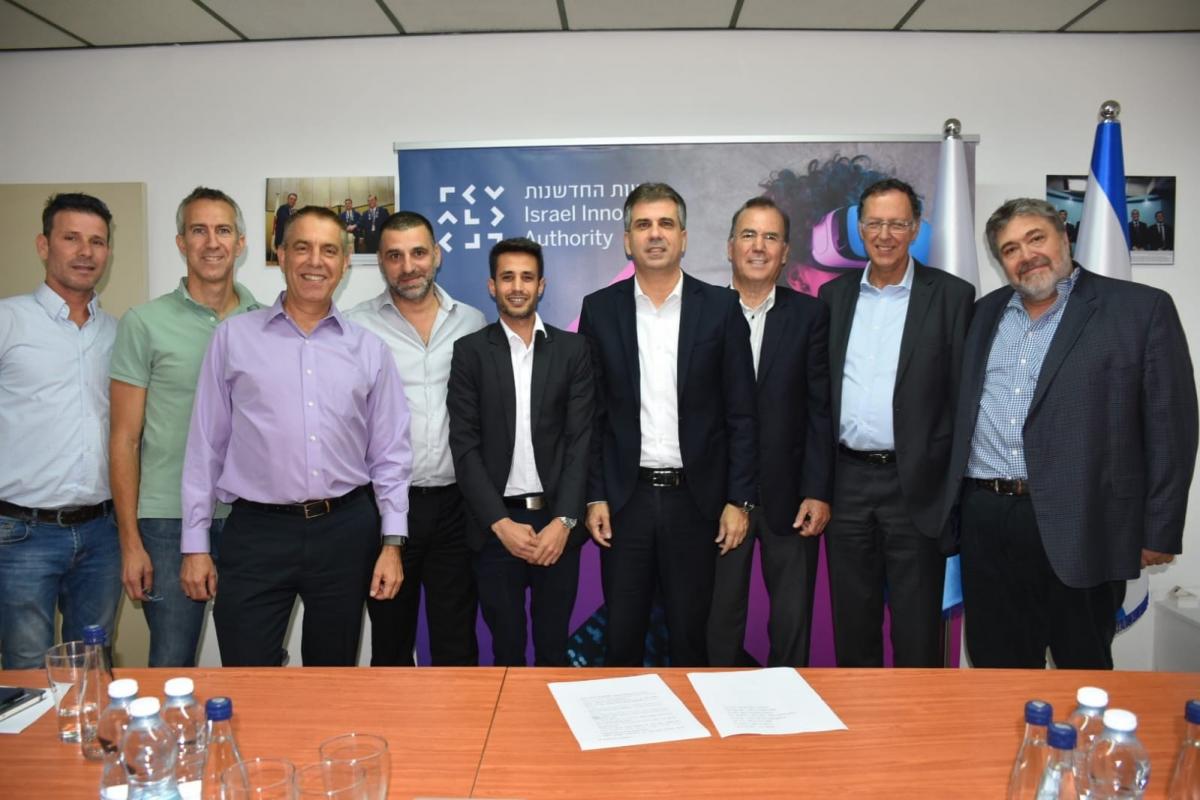 בתמונה: יו"ר רשות החדשנות עמי אפלבום, שר הכלכלה אלי כהן, ונציגי חברת תנובה